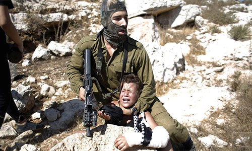 soldado israelí arresta a un menor palestino